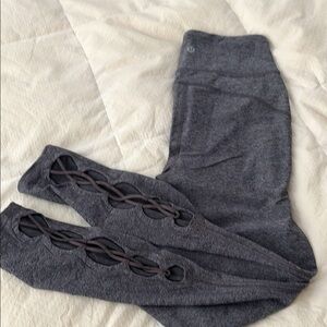 Women’s Lululemon 25” size 4 luxtreme pants in dark heathered grey